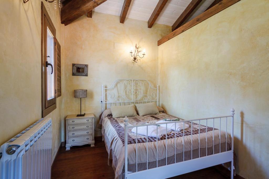 A bed or beds in a room at El Nogal De Laguna