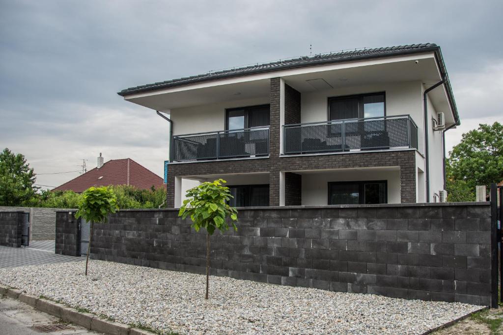 une maison avec un mur de rétention en briques dans l'établissement Fresh, à Veľký Meder