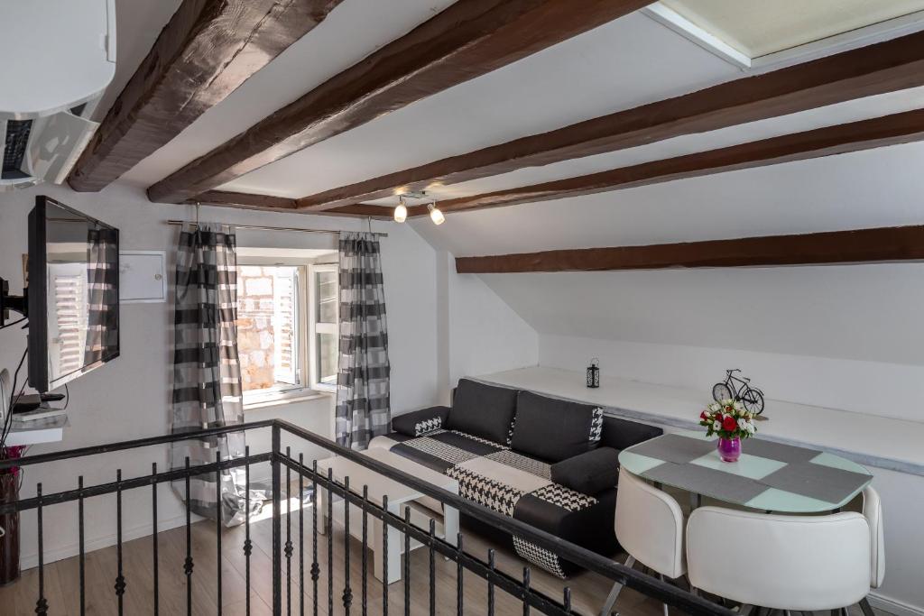 ein Wohnzimmer mit einem Sofa und einem Tisch in der Unterkunft Old Town Charming Nest in Dubrovnik