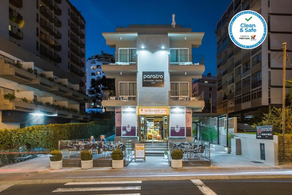 - un bâtiment avec un restaurant en face dans l'établissement Apartamentos Turisticos Paraiso, à Funchal