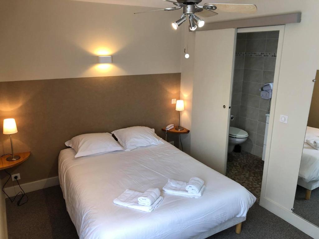 Postel nebo postele na pokoji v ubytování Logis Hotel Grangier
