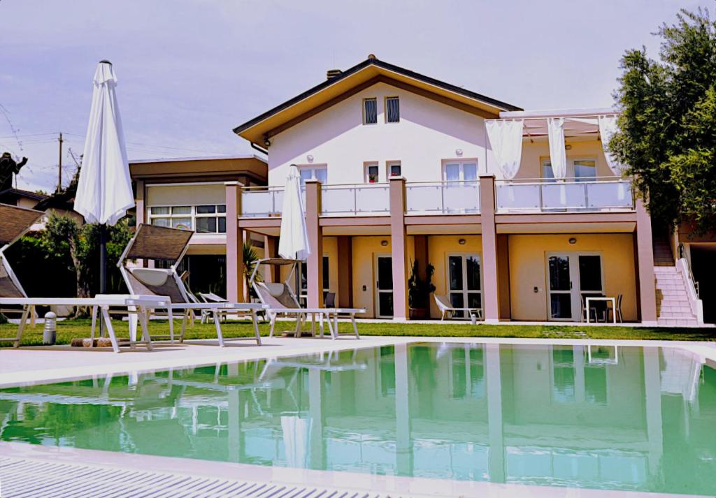 Bazén v ubytovaní Garda Bloom Holiday Apartments alebo v jeho blízkosti