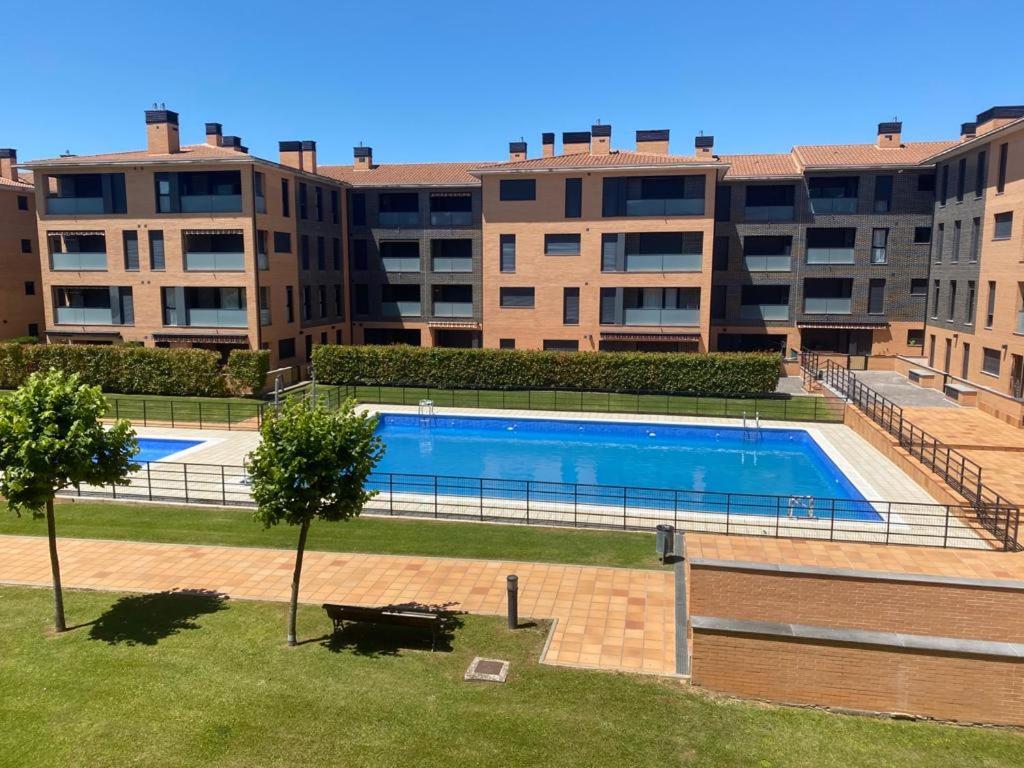The swimming pool at or close to Apartamento Vive Jaca