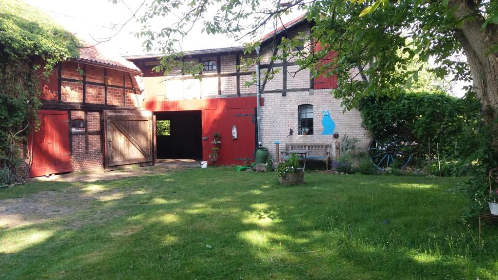 una casa con un patio delante de ella en Appartement im alten Pferdestall, en Salzhausen