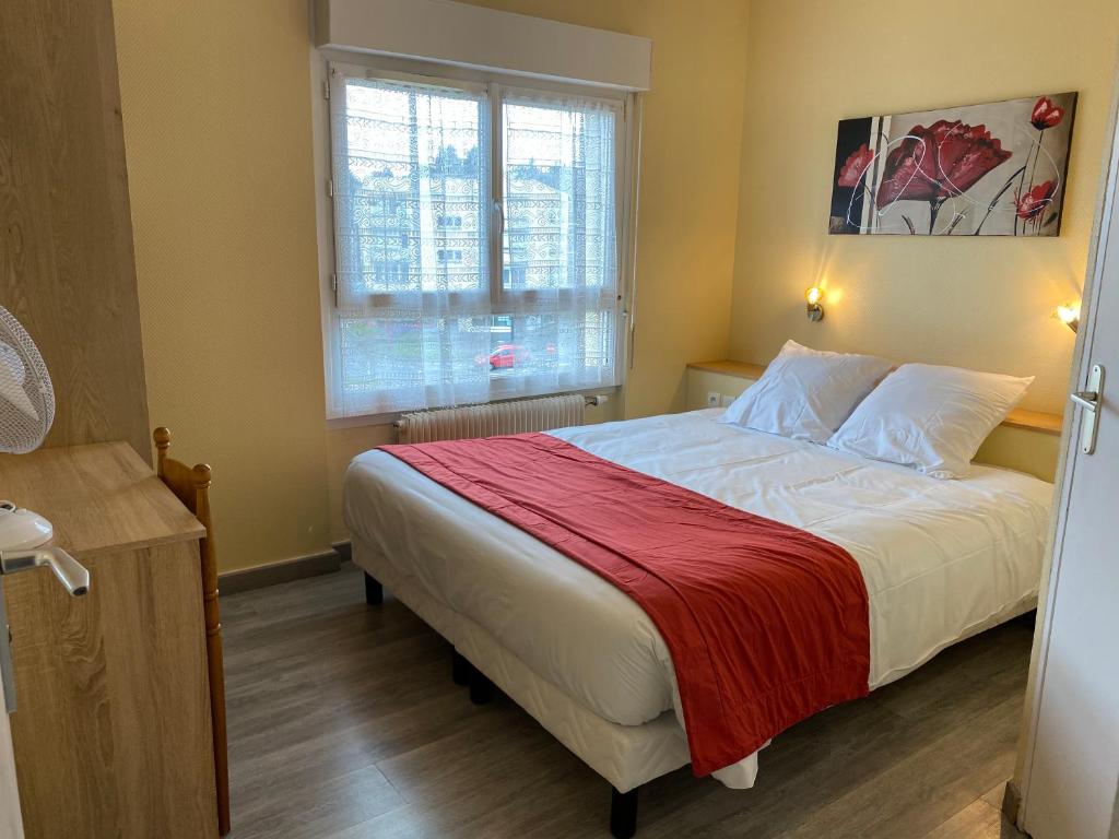 フージェールにあるHotel de Bretagneのベッドルーム1室(赤毛布付きの大型ベッド1台付)
