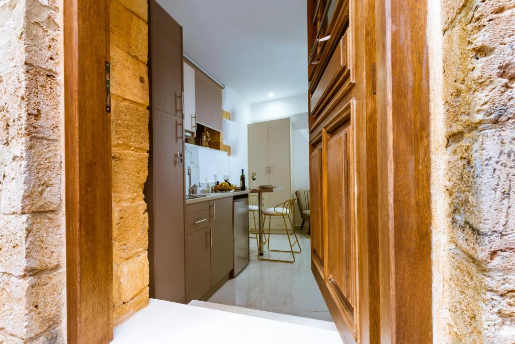 Kuchyň nebo kuchyňský kout v ubytování Konmari Boutique Suites