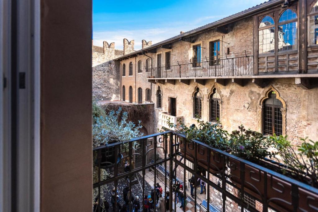 Balkón nebo terasa v ubytování Relais Balcone di Giulietta