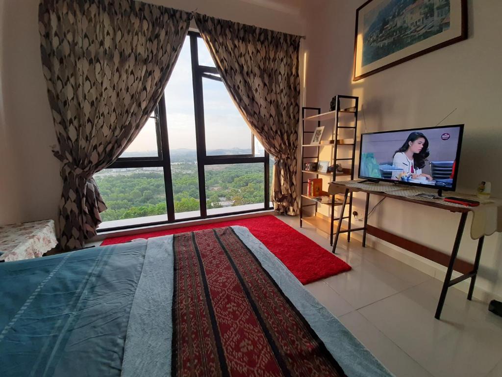 una camera da letto con una grande finestra e una televisione di MyCozySOHO with Excellent Swimming Pool View a Cyberjaya