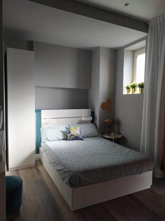ein Schlafzimmer mit einem großen Bett in einem Zimmer in der Unterkunft KISS from CILENTO in Celso