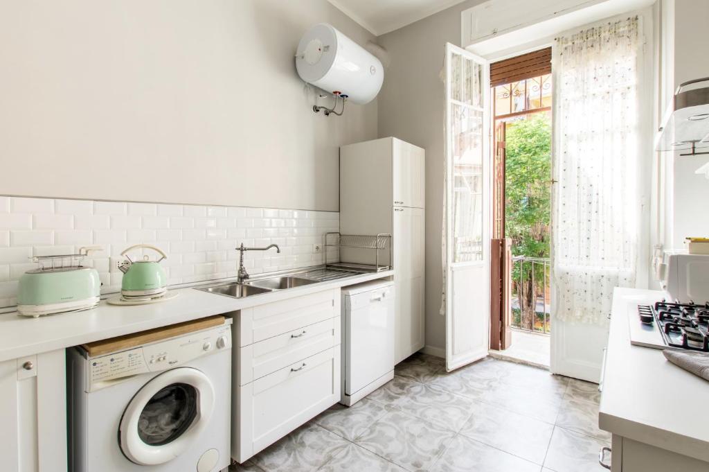 A kitchen or kitchenette at Trastevere Decò Apartment