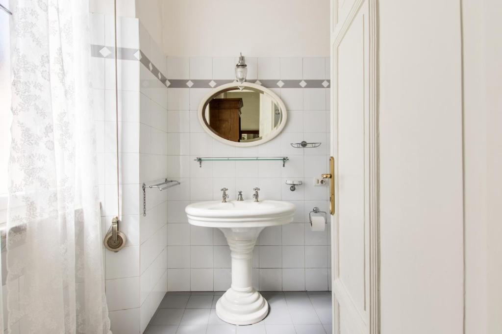 A bathroom at Trastevere Decò Apartment