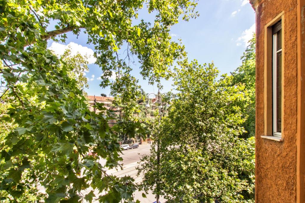 A garden outside Trastevere Decò Apartment