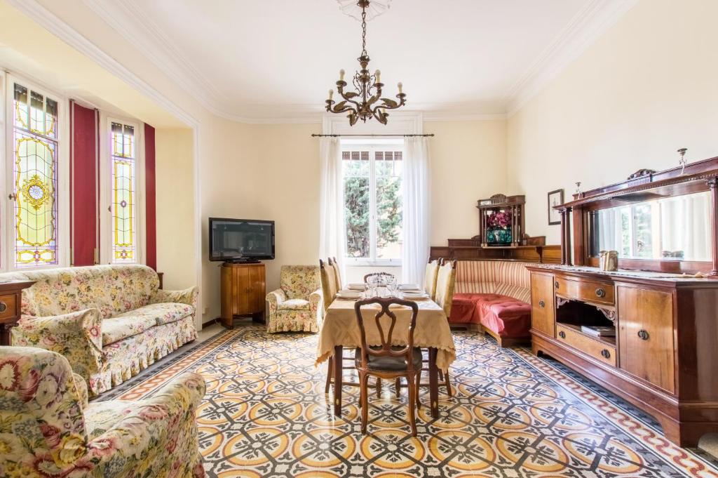 A television and/or entertainment centre at Trastevere Decò Apartment