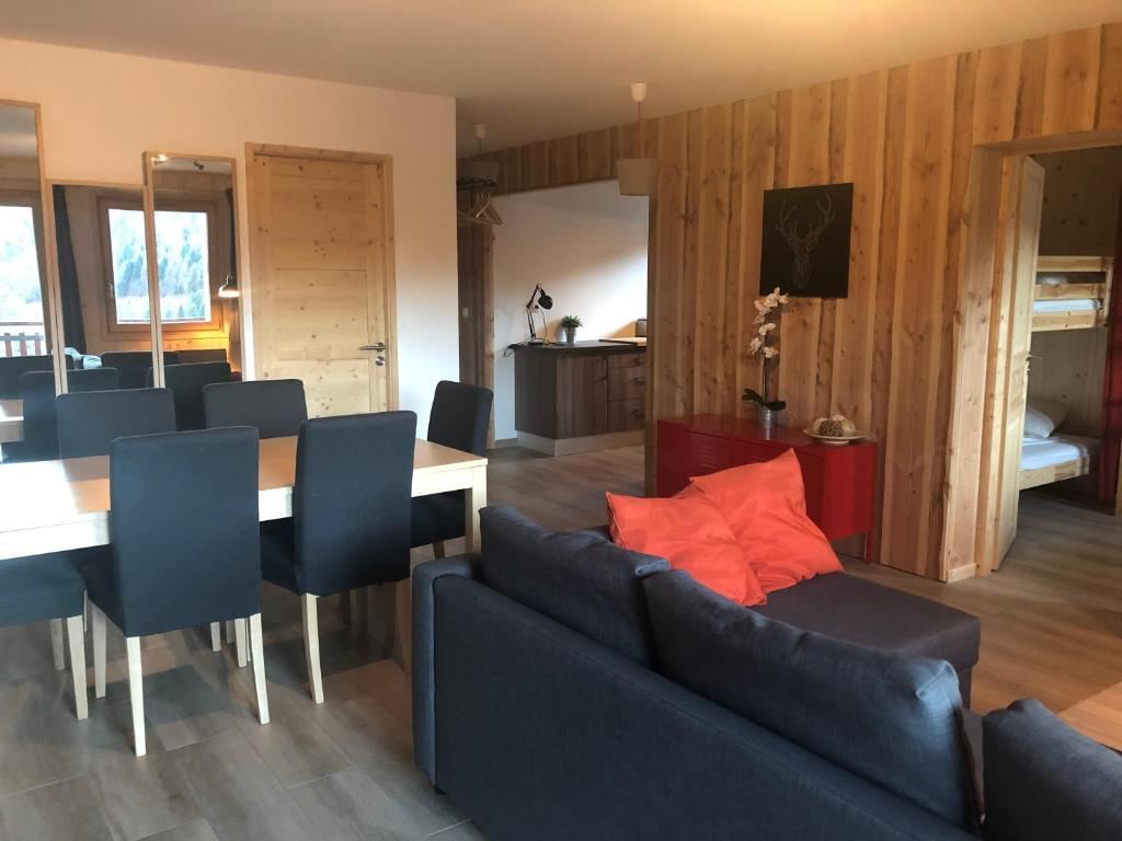 ein Wohnzimmer mit einem Sofa und einem Esstisch in der Unterkunft Vue Panoramique - 800m pistes Hohneck - Wifi - classé 3 étoiles in La Bresse