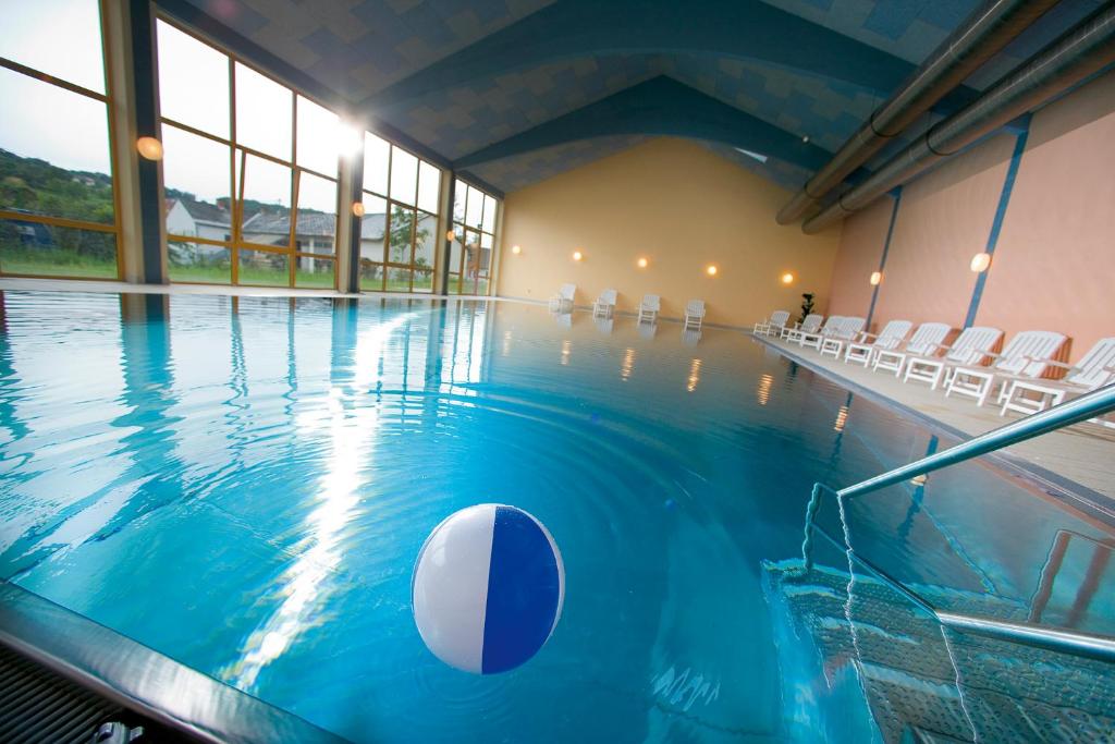 Bazén v ubytování JUFA Hotel Vulkanland nebo v jeho okolí