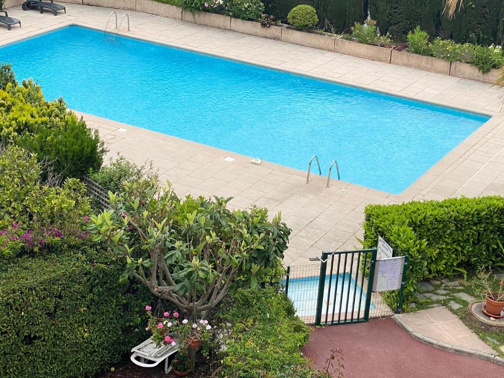 Bazén v ubytování Superbe 2P vue mer, ensoleillé, piscine nebo v jeho okolí