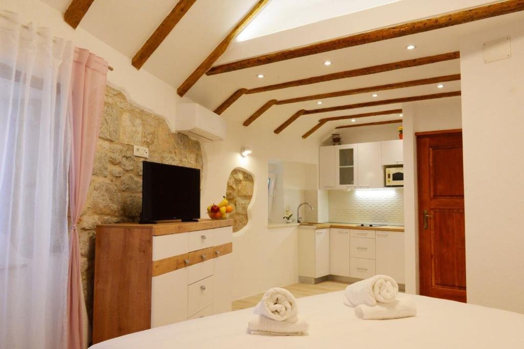 TV a/nebo společenská místnost v ubytování Veli Varos OLD TOWN Deluxe APARTMENT City Centre