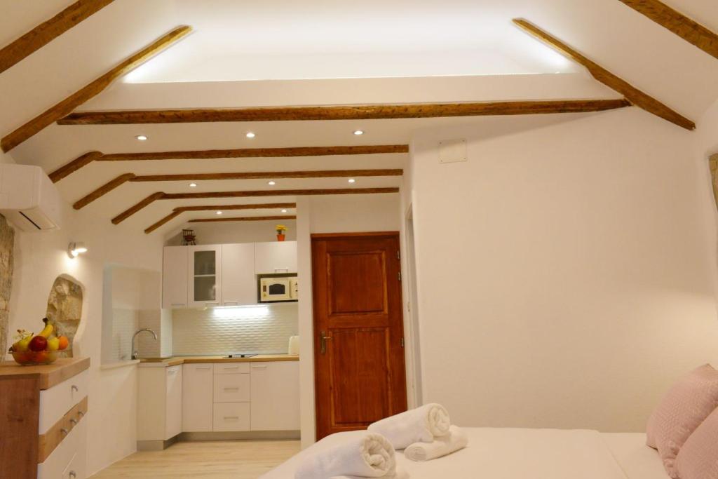Kuchyň nebo kuchyňský kout v ubytování Veli Varos OLD TOWN Deluxe APARTMENT City Centre