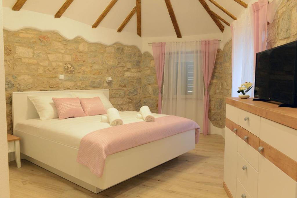 Postel nebo postele na pokoji v ubytování Veli Varos OLD TOWN Deluxe APARTMENT City Centre