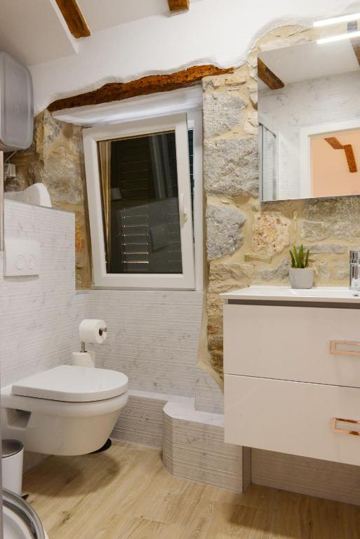 Koupelna v ubytování Veli Varos OLD TOWN Deluxe APARTMENT City Centre