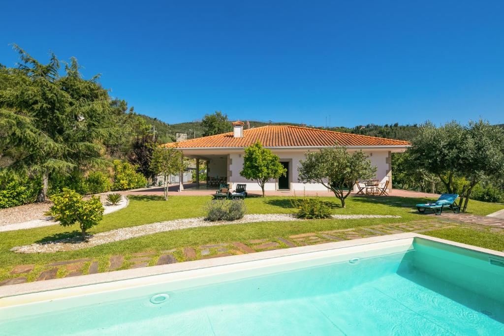 uma casa com piscina em frente a um quintal em Stunning 3-bed-2-bath villa over Douro River;Porto city - WIFI-sleep 6-10 em Aveiro