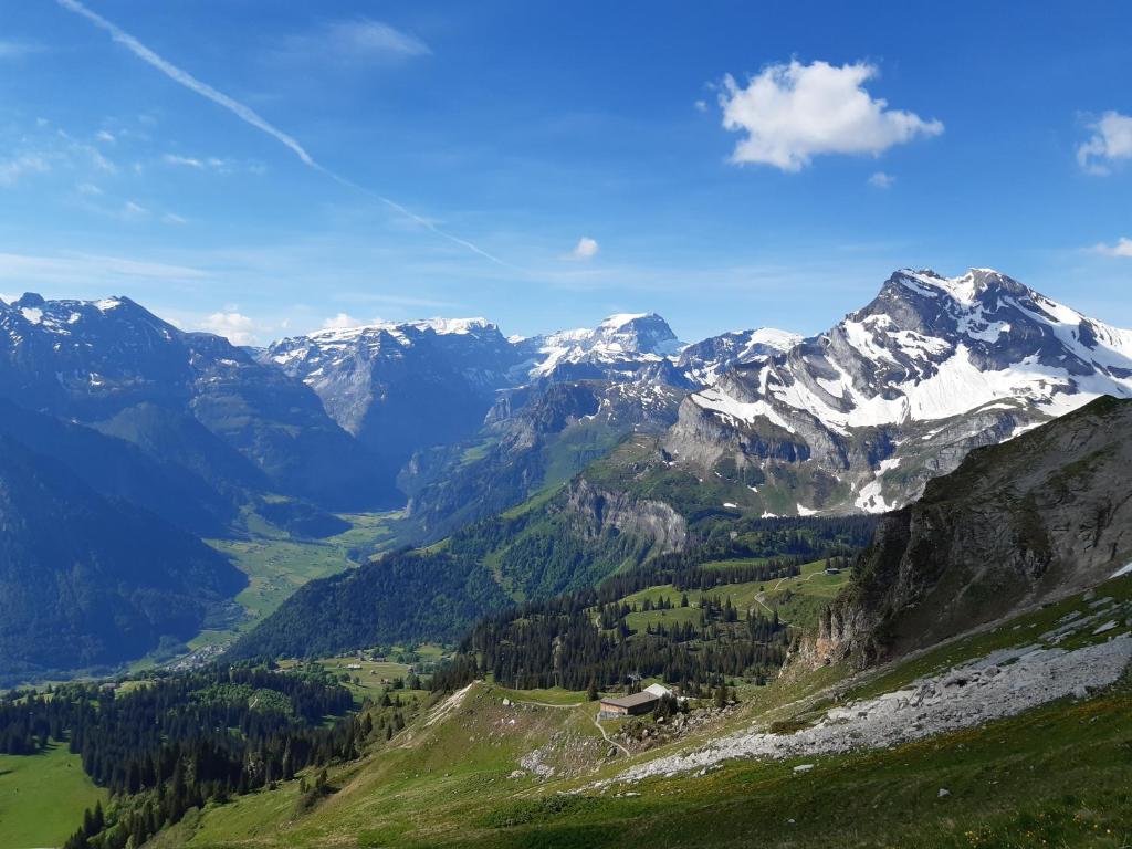 uma vista para uma serra com montanhas cobertas de neve em Apartment 2,5 Zimmer im Ferienhaus Damian em Braunwald