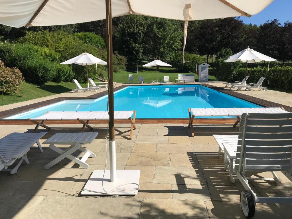 The swimming pool at or close to B&B Il Quadrifoglio