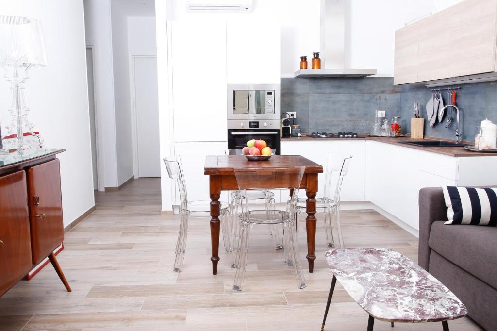 una cocina con una mesa de madera y un bol de fruta. en La MaGiA di Villa en Villanova