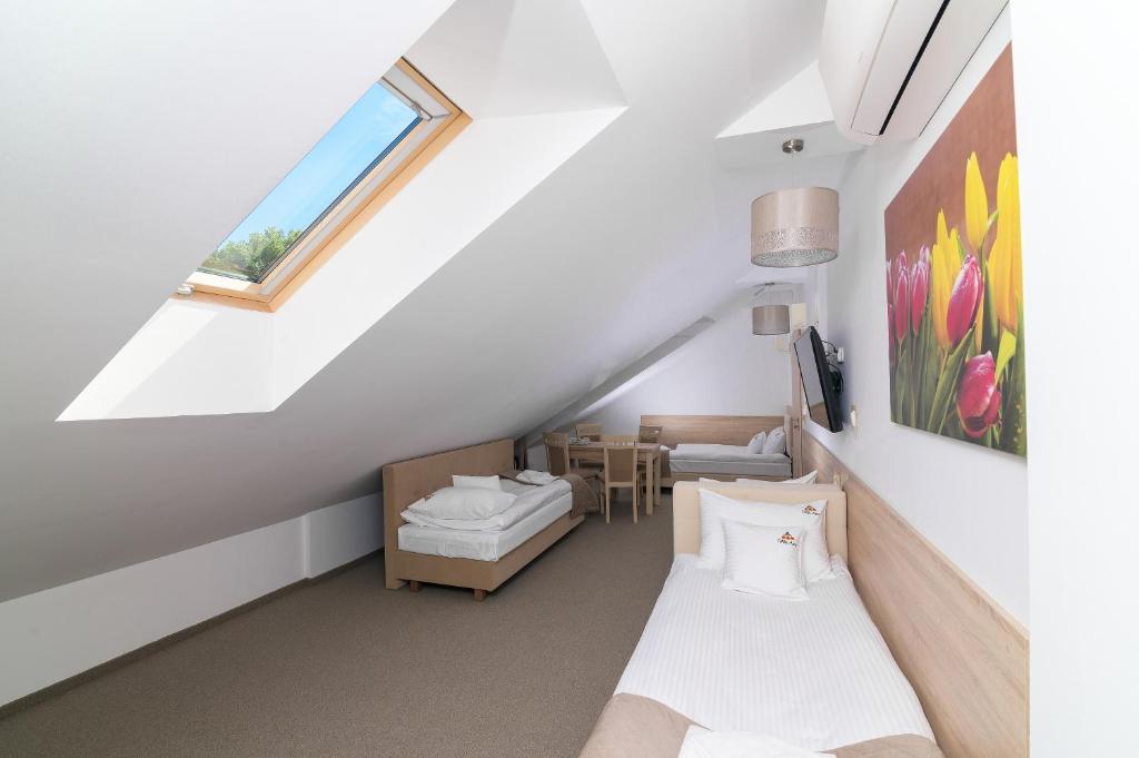 Villa Astra - Apartments & Restaurant - 1