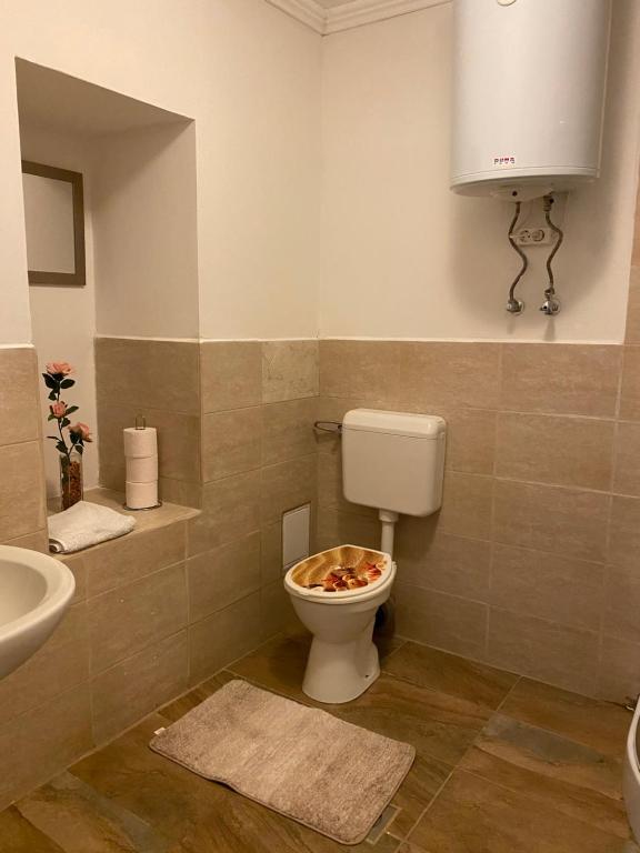 A bathroom at Virág Vendégház