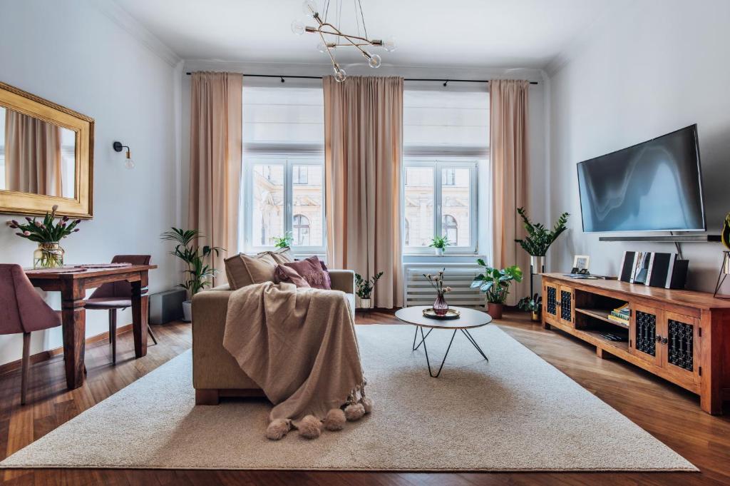 salon z kanapą i stołem w obiekcie Szpitalna 20 Apartment nr 8 w Krakowie