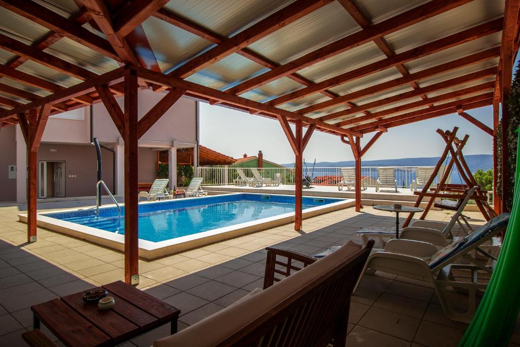 Bazén v ubytování Apartments ZINA nebo v jeho okolí