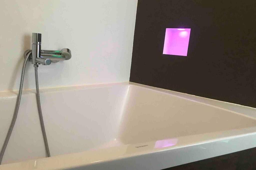 Ένα μπάνιο στο New Cozy Room with Private Bathroom Delft City P-room 1