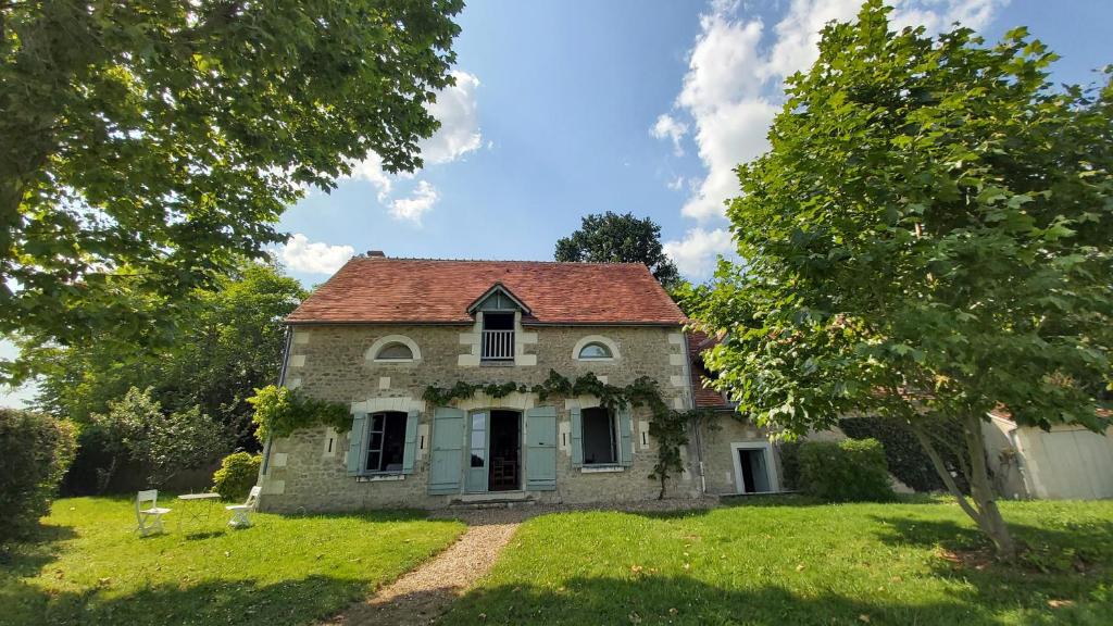 stary kamienny dom z czerwonym dachem w obiekcie LA PINÇONNIERE w mieście Verneuil-sur-Indre