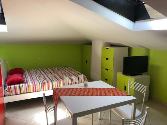 Cette chambre comprend un lit, une table, une table et des chaises. dans l'établissement Appartamento vacanze Fondi, à Fondi