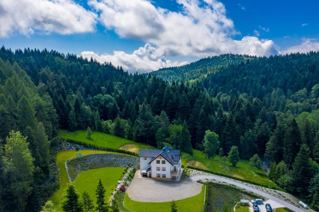 una vista aérea de una casa en una colina en Willa Montis en Krynica Zdrój
