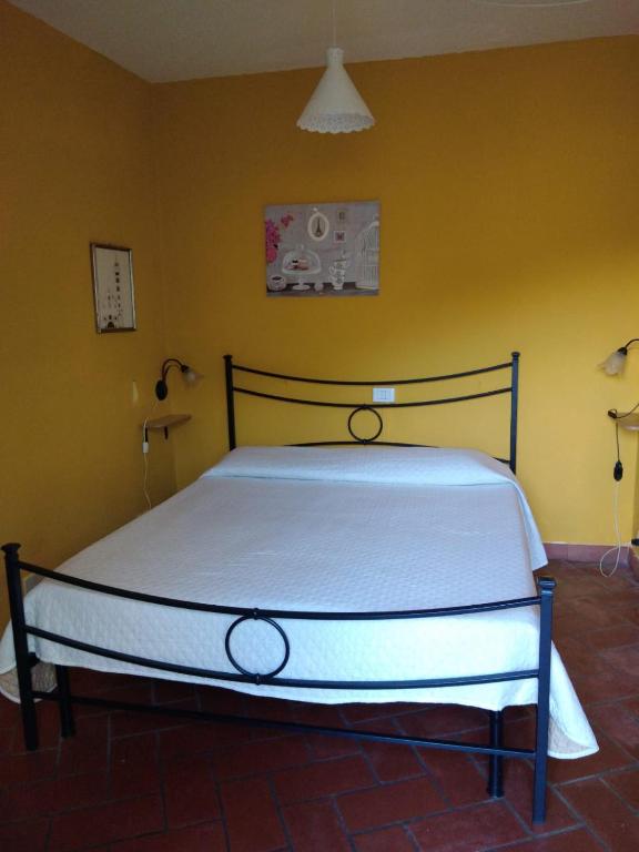 A bed or beds in a room at Appartamento il Giglio