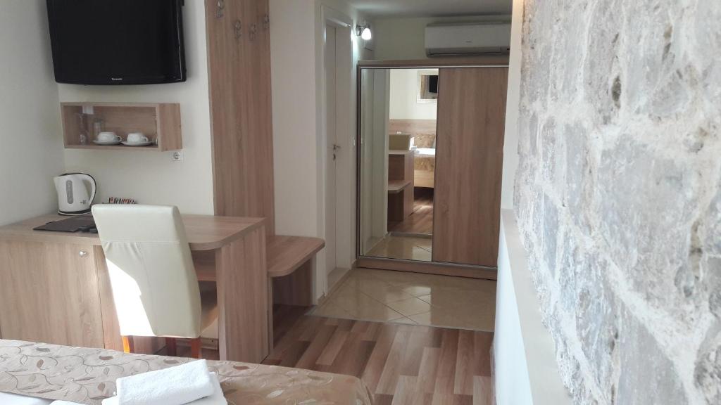TV a/nebo společenská místnost v ubytování Old Town Suites