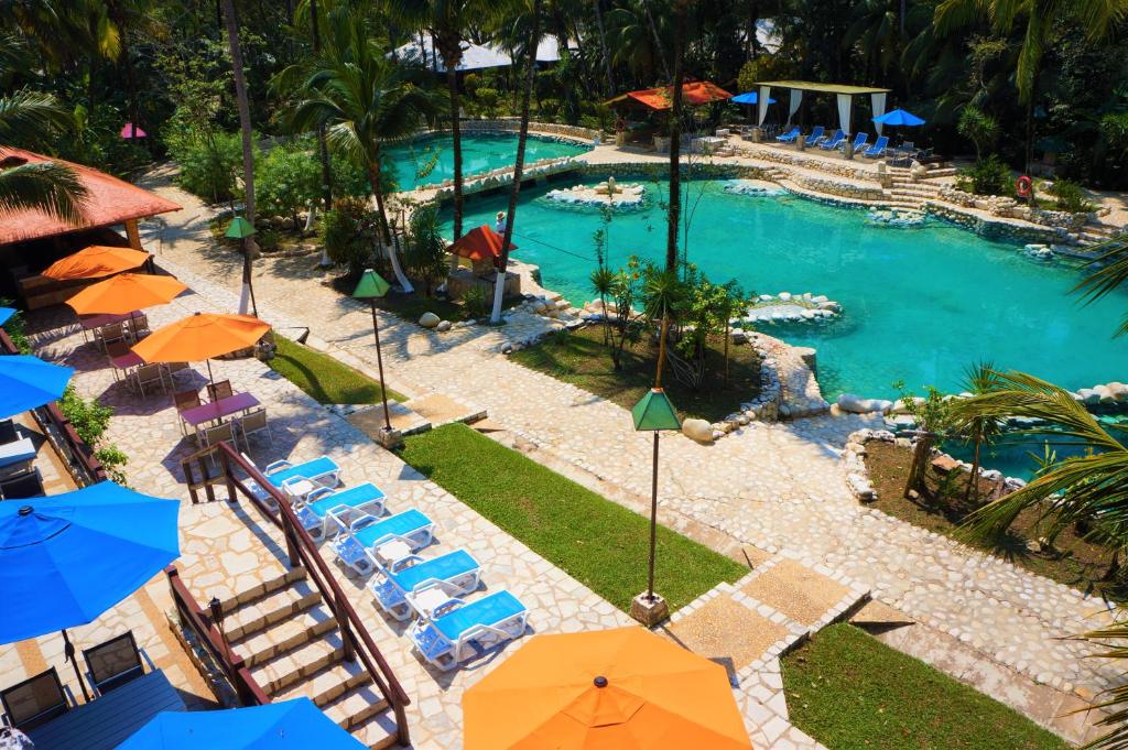 Bazén v ubytování Chan-Kah Resort Village nebo v jeho okolí