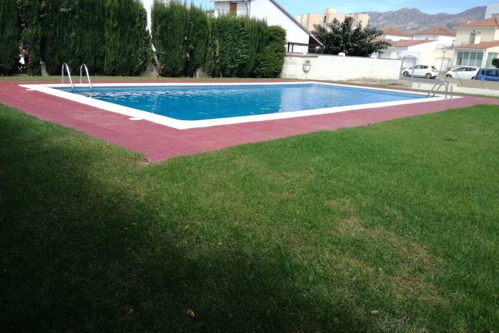 een zwembad in de tuin van een huis bij Cala Nans in Roses
