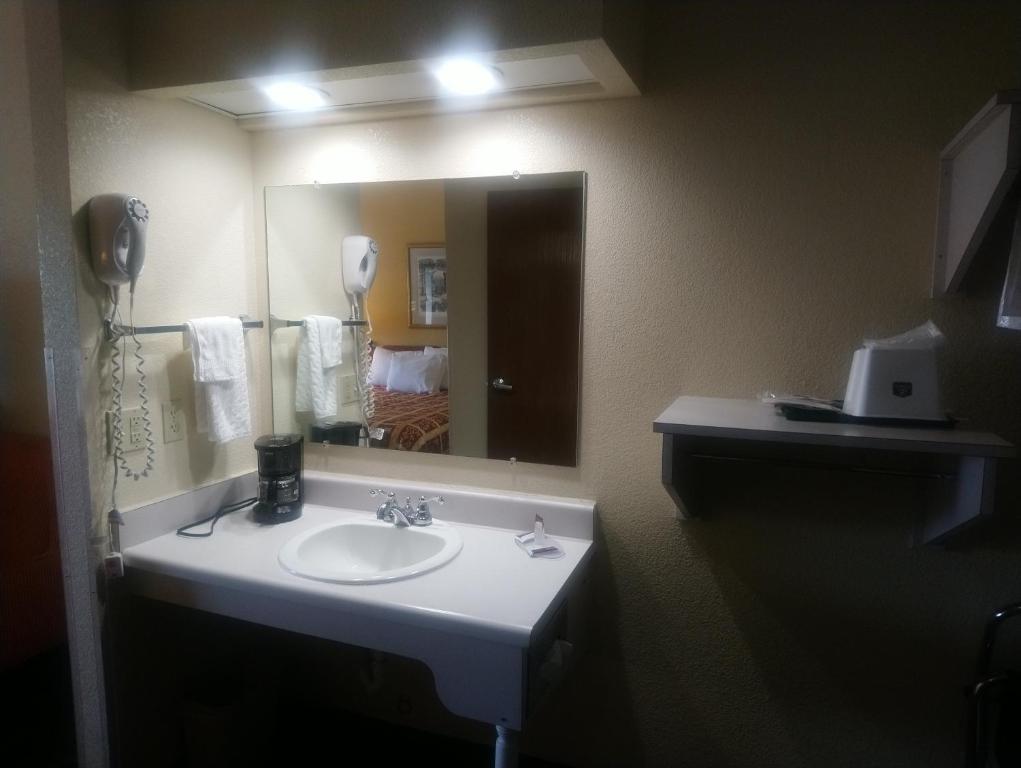 Geneva Motel Inn - 