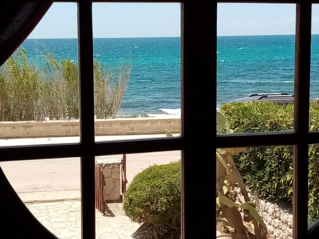 トッレ・ヴァードにあるOblòの窓から海の景色を望めます。