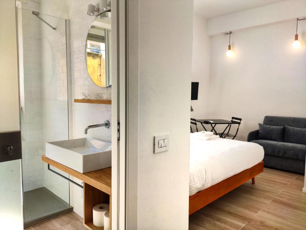 Un pat sau paturi într-o cameră la E-Milan Rooms Zona Tortona