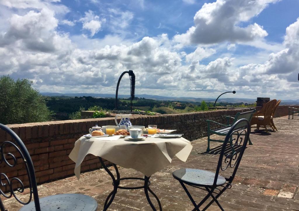 einen Tisch mit einem weißen Tischtuch auf einem Tisch in der Unterkunft Hotel Palazzo di Valli in Siena