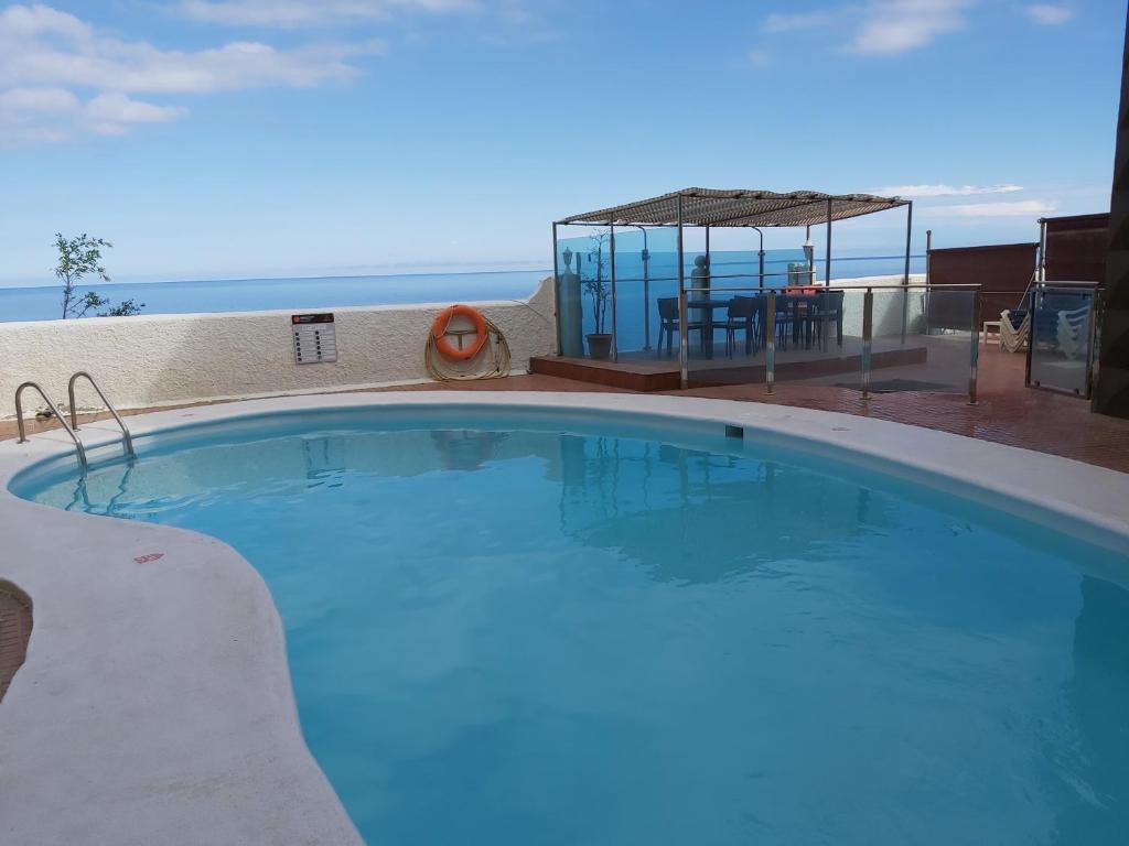 duży basen na dachu budynku w obiekcie Flipper Top Suites w mieście San Agustin