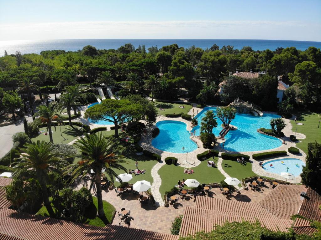 vista aerea sulla piscina del resort di Playa Montroig Camping Resort a Montroig