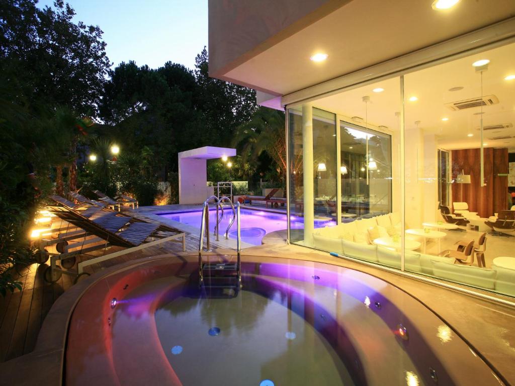 Bazén v ubytování Hotel Select Suites & Spa - Apartments nebo v jeho okolí
