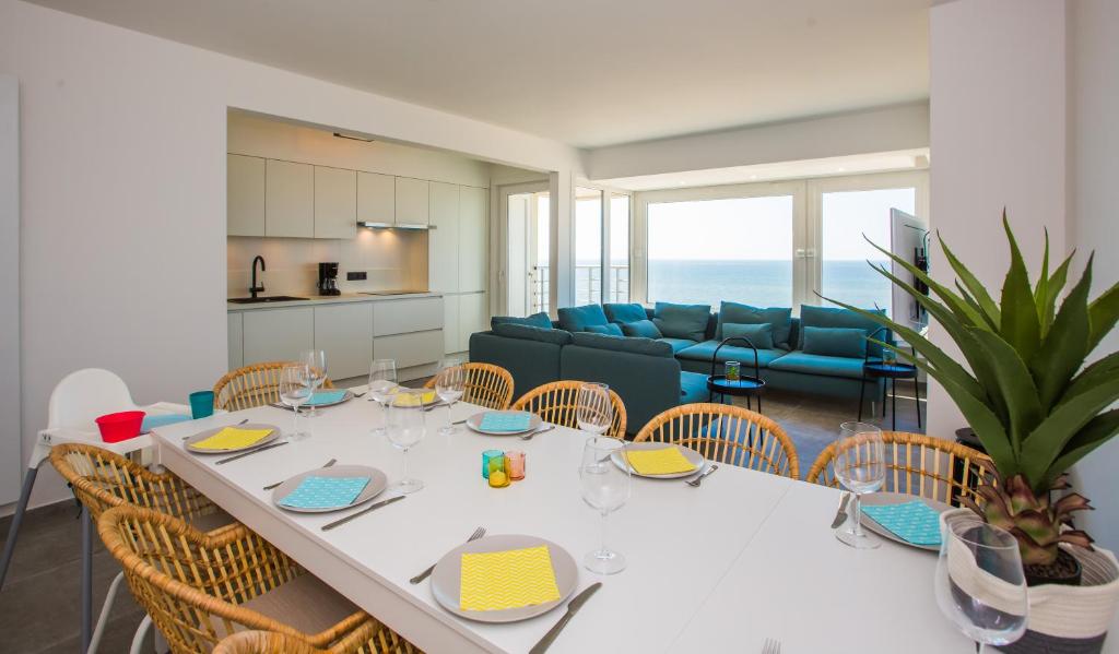 comedor con mesa blanca y sillas en Seasight Luxury Apartment with free private parking, en Ostende