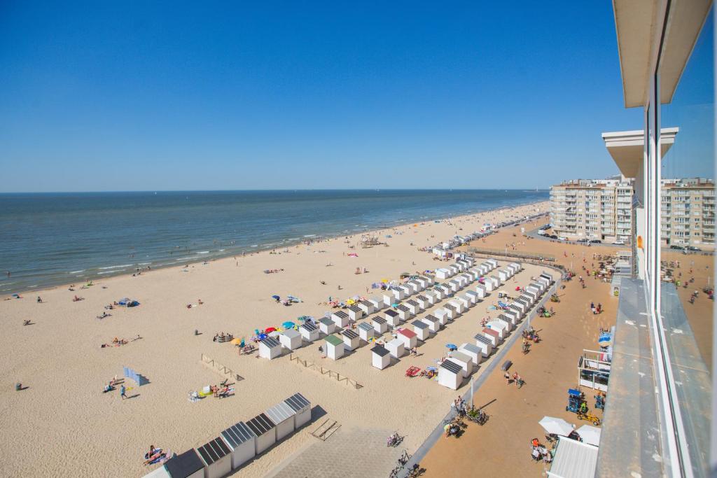 een luchtzicht op een strand met parasols bij Ostend Seasight Luxury Apartment with free private parking in Oostende