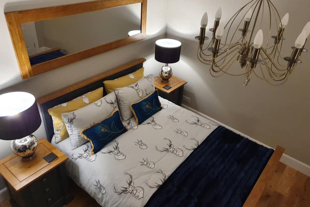 Un pat sau paturi într-o cameră la Smart & Stylish Holiday Apartment in the city centre